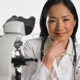 科学,技术,肖像,摆拍,视角_73781984_Asian female doctor smiling next to microscope_创意图片_Getty Images China